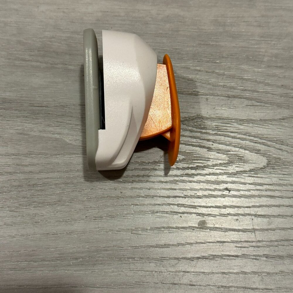 Used. Fiskars Flower Paper Puncher - Picture 3 of 4